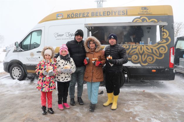 Körfez’de kar keyfi yapanlara sucuk-ekmek ikramı 