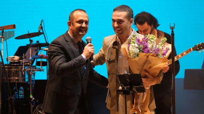 Oğuzhan Koç söyledi, üniversiteliler eşlik etti