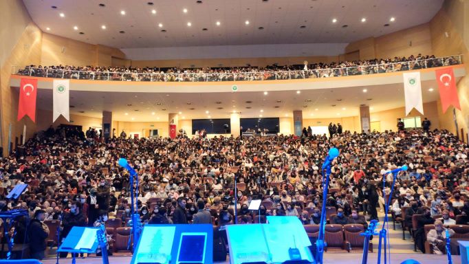 Oğuzhan Koç söyledi, üniversiteliler eşlik etti