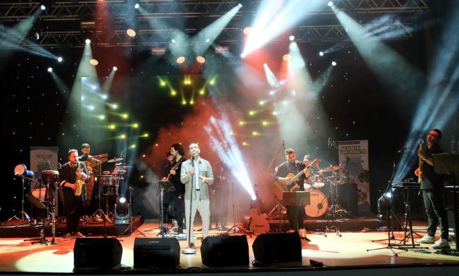 Oğuzhan Koç söyledi, üniversiteliler eşlik etti