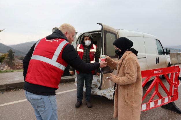 Sıcak çorba hizmeti gönülleri ısıtmaya devam ediyor