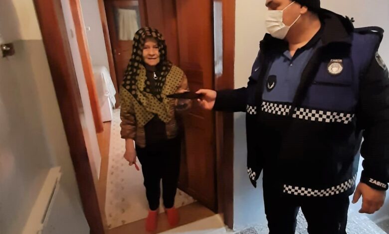 Yürüyüş Yolunda buldukları cüzdanı sahibine teslim ettiler