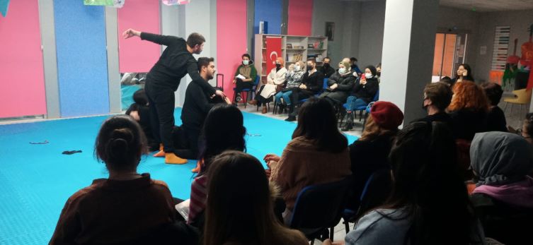 ‘Hoş Geldin Hukuk’ tiyatro severlerden tam not aldı