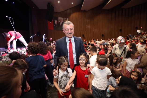 Başkan Büyükakın çocukların 23 Nisan sevincine eşlik etti