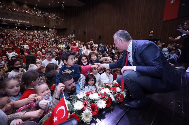 Başkan Büyükakın çocukların 23 Nisan sevincine eşlik etti