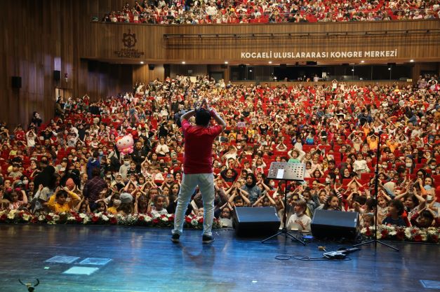 Başkan Büyükakın çocukların 23 Nisan sevincine eşlik etti
