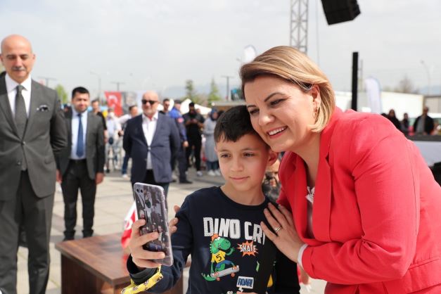 Başkan Hürriyet, çocukların bayramını kutladı