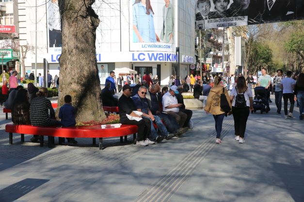 Cumhuriyet Bulvarı cıvıl cıvıl   