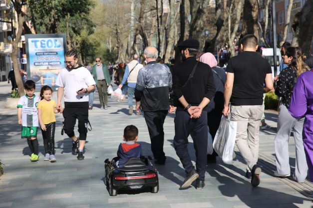 Cumhuriyet Bulvarı cıvıl cıvıl