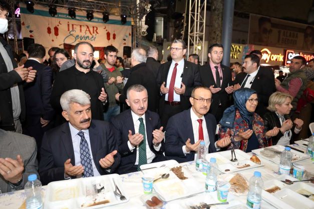 Cumhuriyet Bulvarı’nda 11 bin kişilik iftar