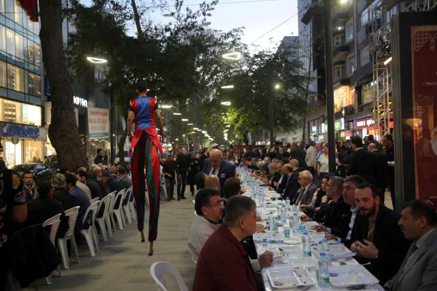 Cumhuriyet Bulvarı’nda 11 bin kişilik iftar