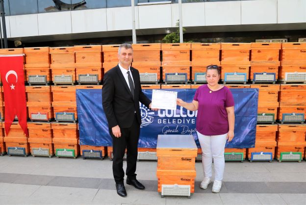 Halıdere Balı Üretecek Kadınlara Kovan Desteği