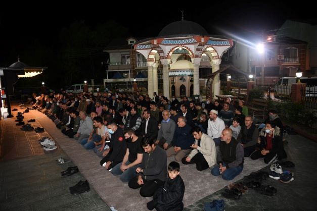 Kartepe'de Camiler Doldu Taştı