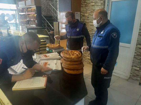 Körfez Belediyesi Zabıta ekipleri, ilçe genelinde ekmek fırınlarında ve pastanelerde yürüttüğü pide ve gramaj denetimlerini aralıksız sürdürüyor