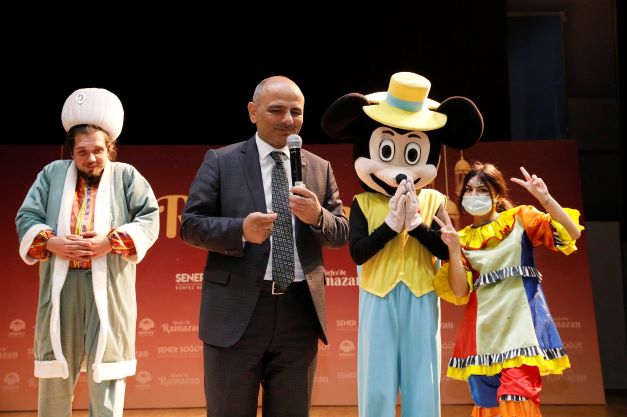 Körfezli çocuklar masal kahramanlarıyla eğleniyor