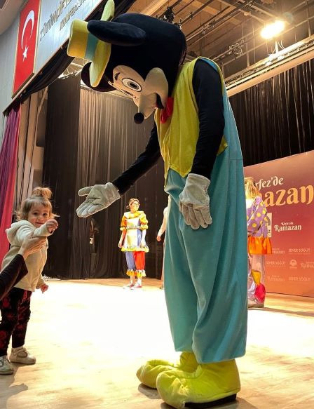 Körfezli çocuklar masal kahramanlarıyla eğleniyor