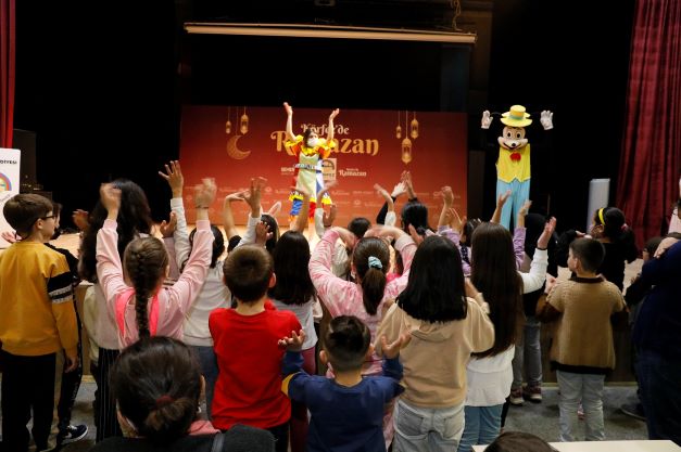 Körfezli çocuklar masal kahramanlarıyla eğleniyor