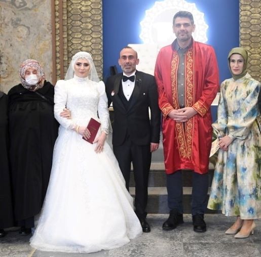 MUZAFFER İLE AYŞEGÜL DÜNYA EVİNE GİRDİ-