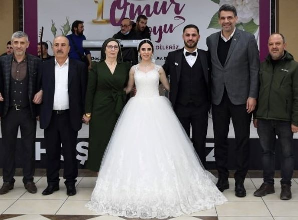 ÜMİT İLE DERYA DÜNYA EVİNE GİRDİ-