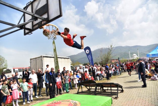 Kartepe'de Çocuklar 23 Nisan Coşkusunu Doyasıya Yaşadı