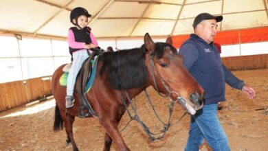 Çocuklar at binmeyi çok sevdi