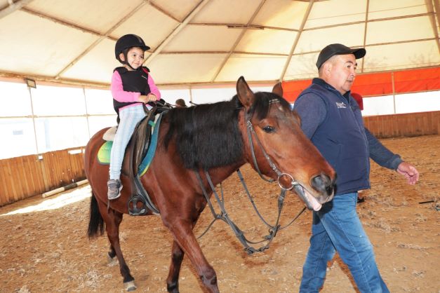 Çocuklar at binmeyi çok sevdi