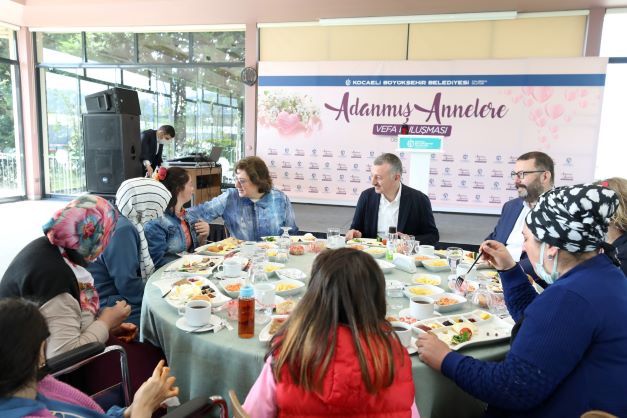 Adanmış annelere vefa buluşması
