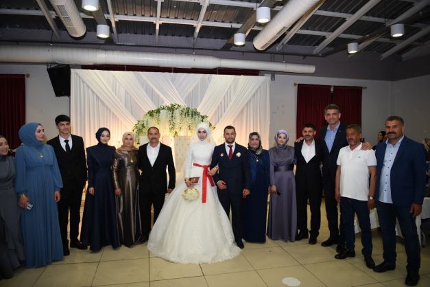 Mutlu Günlerinde Yanlarında Olmaya Devam Ediyor