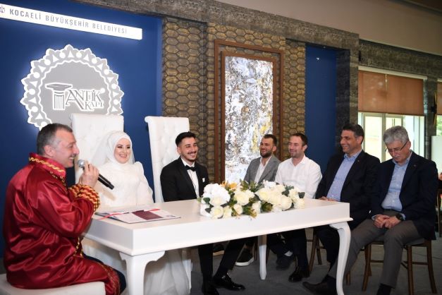 Mutlu Günlerinde Yanlarında Olmaya Devam Ediyor