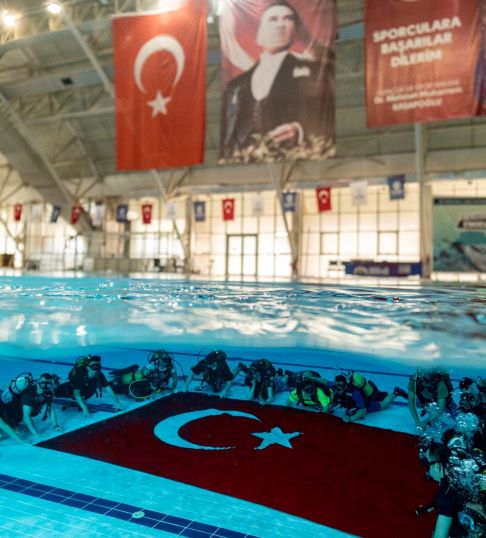 Engelli dalgıçlardan bayrak şov