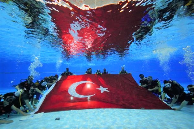 Engelli dalgıçlardan bayrak şov