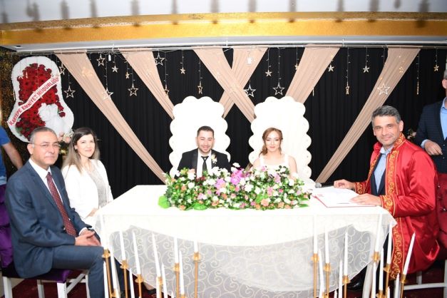 Mutlu Günlerinde Yanlarında Olmaya Devam Ediyor