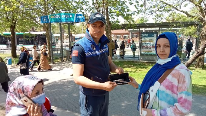 İzmit Zabıtası kayıp çantayı sahibine ulaştırdı