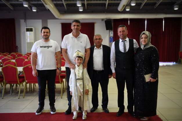 Mutlu Günlerinde Yanlarında Olmaya Devam Ediyor