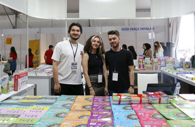 Kocaelili yayınevleri ve kitapçılar aynı salonda ziyaretçilerini ağırlıyor