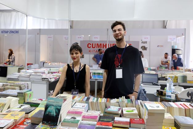 Kocaelili yayınevleri ve kitapçılar aynı salonda ziyaretçilerini ağırlıyor