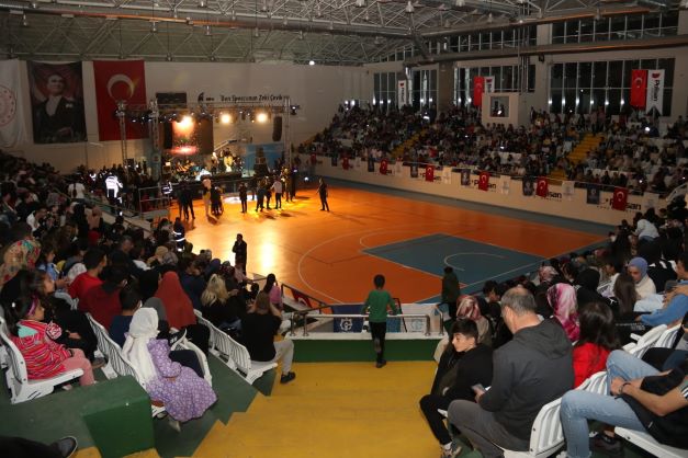 Kutsi, Dilovası'nda 19 Mayıs konseri ile coşturdu