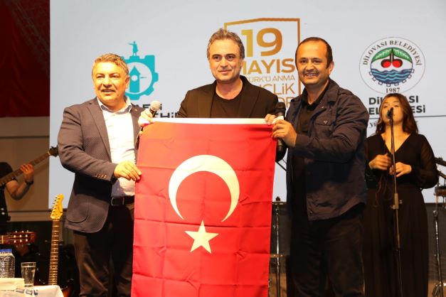 Kutsi, Dilovası'nda 19 Mayıs konseri ile coşturdu