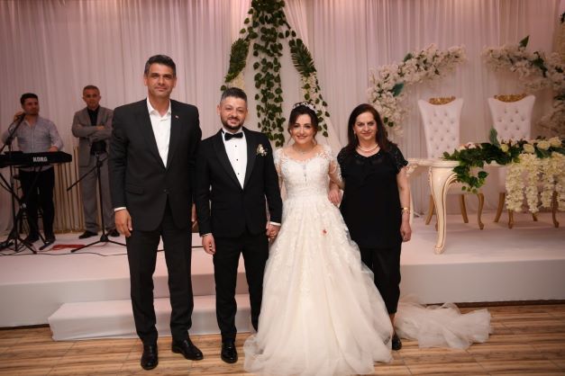 Mutlu Günlerinde Yanlarında Olmaya Devam Ediyor