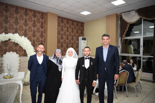 Mutlu Günlerinde Yanlarında Olmaya Devam Ediyor