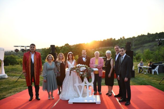 Mutlu Günlerinde Yanlarında Olmaya Devam Ediyor