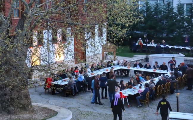 Ramazan ayında 10 bin kişiyi iftarda ağırladı