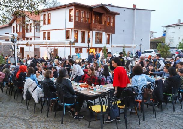 Ramazan ayında 10 bin kişiyi iftarda ağırladı