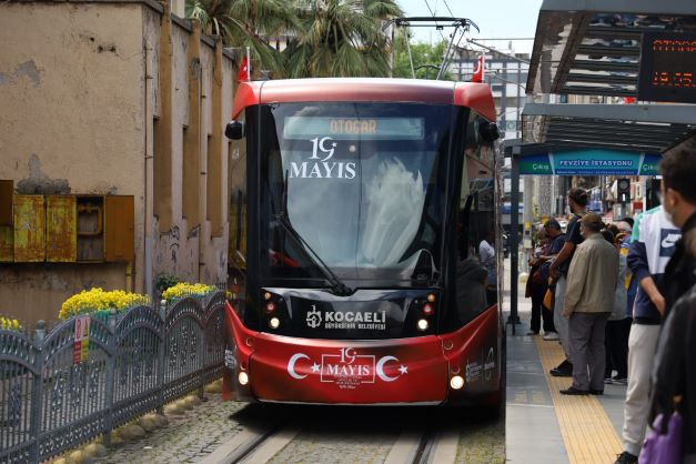 Tramvayda 19 Mayıs coşkusu