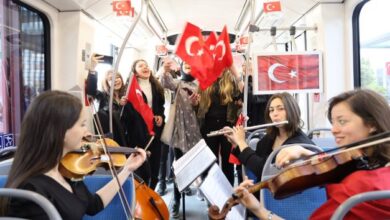 Tramvayda 19 Mayıs coşkusu