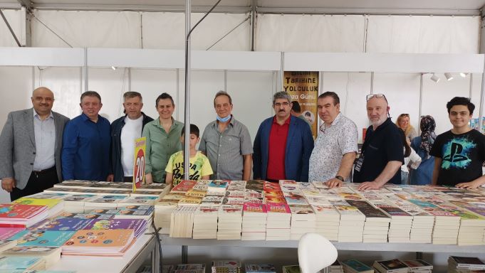 Kocaelili yayınevleri ve kitapçılar aynı salonda ziyaretçilerini ağırlıyor