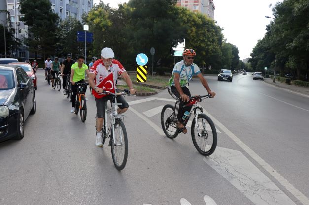 Bisiklet tutkunları pedalları İzmit’in kurtuluşu için çevirdi