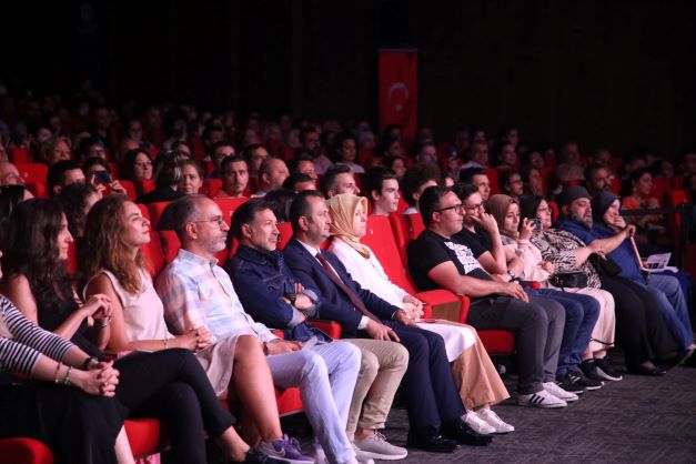 Oda Orkestrası ilk konserinde ayakta alkışlandı