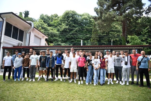 Gençler Bize Gelecek Onlara Emanet