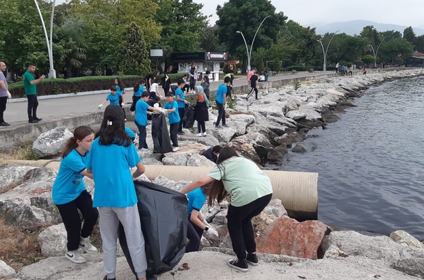 Gölcük’te çevreci çocuklar büyüklerine örnek oldu